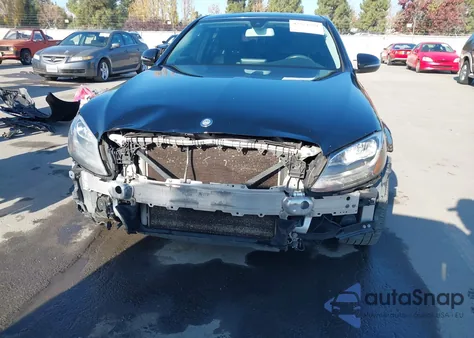 2017 Mercedes-Benz C 300 z USA, uszkodzony, nr VIN 55SWF4JB4HU228255